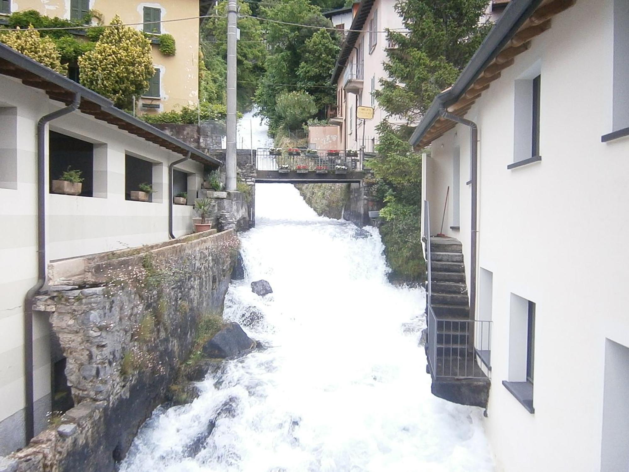 Casa In Riva Al Lago 瓦伦纳 外观 照片