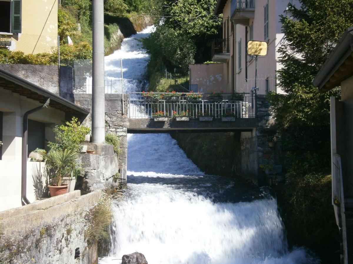 Casa In Riva Al Lago 瓦伦纳 外观 照片