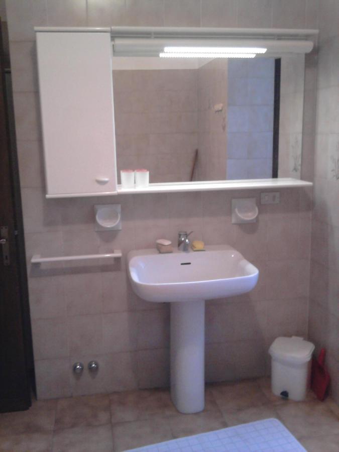 Casa In Riva Al Lago 瓦伦纳 外观 照片